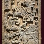 Señora K’abal Xook conjurando a un guerrero sobrenatural [Dintel 25, Estructura 23, Yaxchilán, Chiapas, México 725 d. C.]