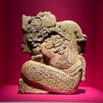Yax Ahk’ como cautivo que personifica a una deidad jaguar [Altar Rojo, Monumento 155, Toniná, Chiapas, México ca. 700 d. C.]