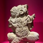 Muwaan Bahlam como cautivo que personifica a una deidad jaguar [Altar Rojo, Monumento 180, Toniná, Chiapas, México ca. 700 d. C.]