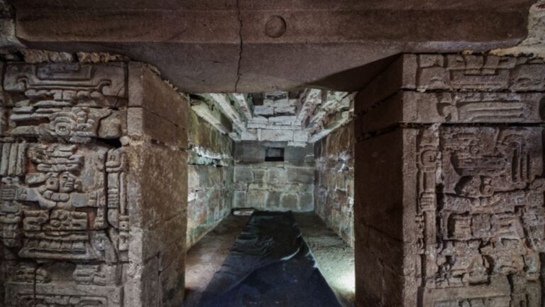 Vista de la tumba zapoteca hallada en los Valles Centrales de Oaxaca, fechada alrededor del año 600 d.C. Foto: Luis Peña